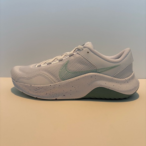 Women’s Nike Legend Essential 3 Next Nature Shoes Size 8 New MSRP $80 - Picture 2 of 7